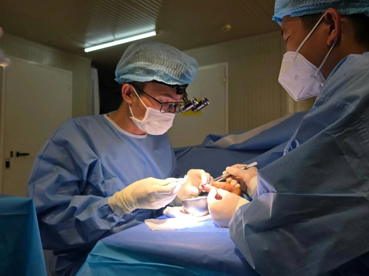 Les médecins et infirmiers de l’hôpital de campagne de niveau 2 No 6 du Vietnam ont réalisé avec succès une opération complexe pour sauver un doigt gravement blessé d’un patient de nationalité pakistanaise. Photo : VOV.