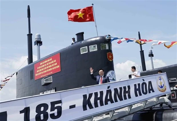 Le Président de l’Assemblée nationale Vuong Dinh Huê sur le ponton d'un sous-marin de classe Kilo de type 636, à Khanh Hoa, le 1er mars. Photo : VNA.