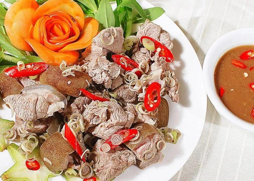 La viande de chèvre vietnamienne au jus de citron figure parmi les 36 meilleurs plats à base de chèvre au monde. Photo : Dulichninhbinh.