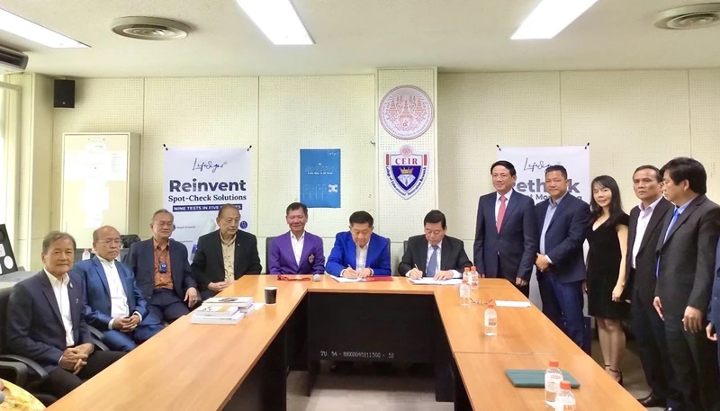 Signature du mémorandum de coopération entre le Service du Plan et de l’Investissement de la province de Binh Dinh et le Bangkok Assay Office Group. Photo : baodautu.vn