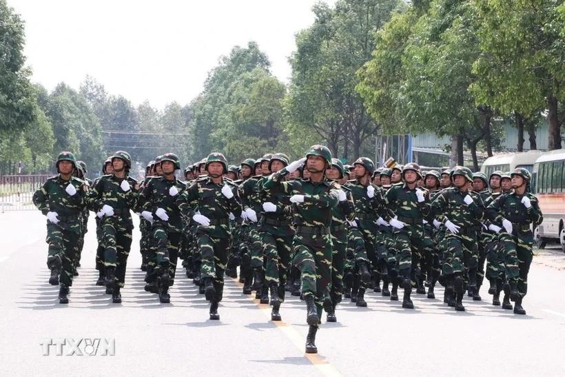Des troupes cambodgiennes et lao répètent à Binh Duong pour le 50e anniversaire de la Réunification du Vietnam. Photo : VNA.