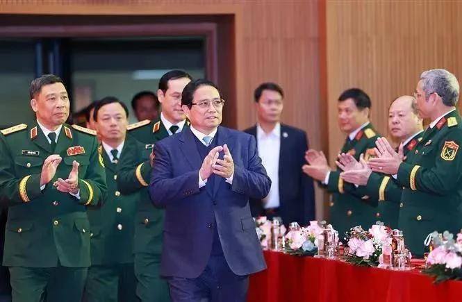 Le Premier ministre Pham Minh Chinh à l'Académie de la Défense. Photo : VNA.