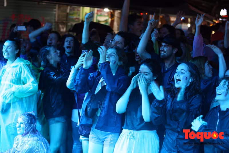 Sous la pluie, les fans acclament les Bleus champions du monde après 20 ans ảnh 6 Sous la pluie, les fans acclament les Bleus champions du monde après 20 ans ảnh 6