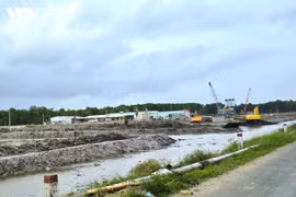Le tronçon d'autoroute menant à la commune de Dat Mui est en construction. Photo : VOV.