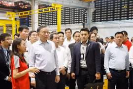 Le secrétaire général du Parti communiste et président Tô Lâm visite le modèle d’usine pour les technologies de production avancées de Singapour. Photo : VNA.
