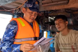 Un groupe de travail du commandement de la région 2 des garde-côtes contrôle les permis de pêche et les systèmes de surveillance des navires, tout en sensibilisant les pêcheurs au respect de la réglementation visant à lutter contre la pêche INN. Photo : VNA.