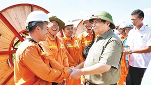 Intelligence et détermination : franchir les vagues pour gagner la haute mer