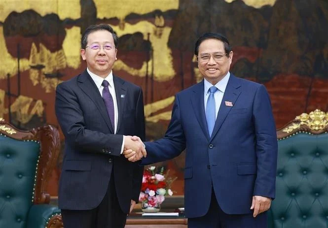 Le Premier ministre Pham Minh Chinh (droite) reçoit Peng Gangbing, président du Conseil d’administration de China Huadian Corporation Ltd. Photo : VNA. 