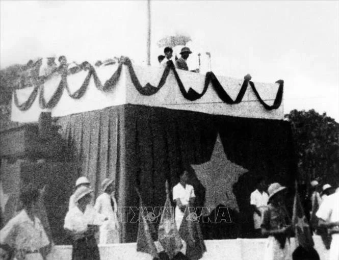 Le matin du 2 septembre 1945, sur la place Ba Dinh, le président Ho Chi Minh a lu la Déclaration d'indépendance, donnant naissance à la République démocratique du Vietnam. Photo : VNA.