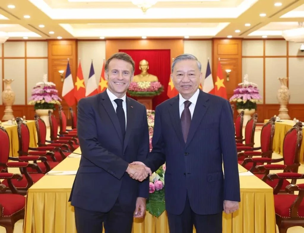 Le secrétaire général du Parti communiste du Vietnam, Tô Lâm (à droite), et le président français Emmanuel Macron, le 26 mai à Hanoï. Photo : VNA.
