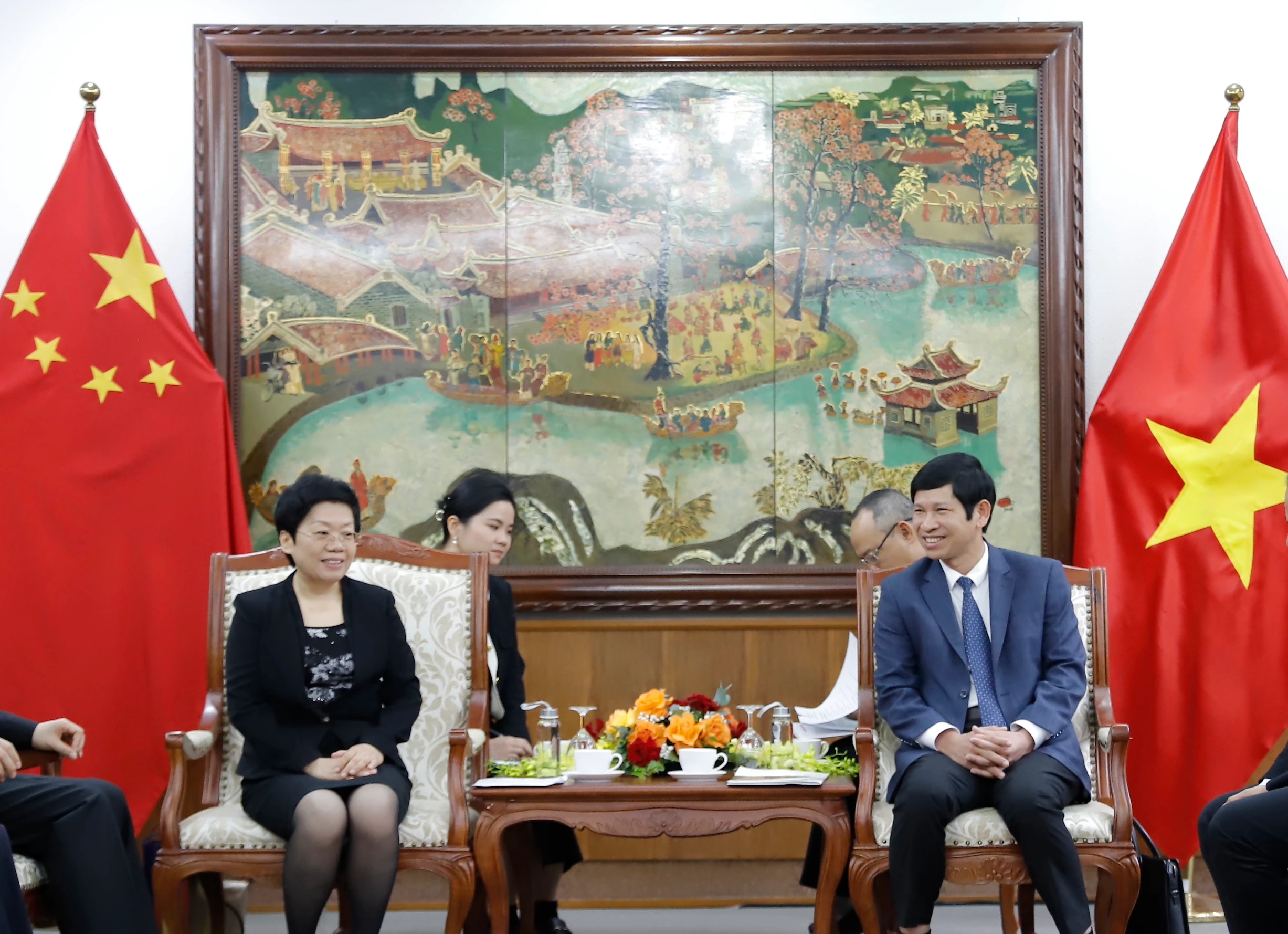Le vice-ministre vietnamien de la Culture, des Sports et du Tourisme, Ho An Phong (à droite), et Chen Yi Jun, chef du Département de l'éducation de la région autonome Zhuang du Guangxi (Chine), le 26 novembre à Hanoï. Photo: toquoc.vn.