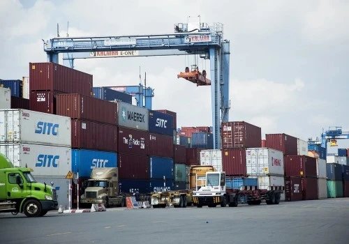 À long terme, le Vietnam devra restructurer son économie et diversifier ses chaînes d’approvisionnement pour maintenir sa croissance à l’exportation. 