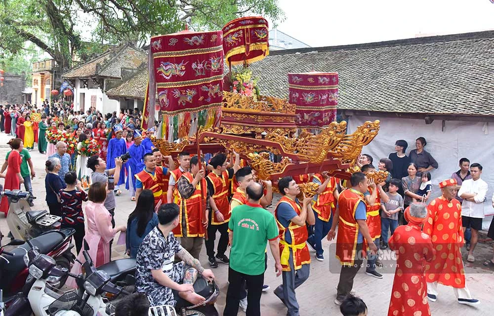 Cette année, la fête traditionnelle du village de Uoc Le s’est déroulée du 7 au 9 avril, attirant la participation de nombreux touristes vietnamiens et étrangers. Photo : laodong.vn