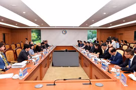 La séance de travail entre le ministre vietnamien des Finances, Ngo Van Tuan et l'ambassadeur Rick Switzer, chef adjoint du Bureau du représentant américain au Commerce. Photo : mof.gov.vn