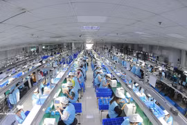 Chaîne de production électronique de l'entreprise Suntech – Zone industrielle de Thanh Van. Photo : VNA.