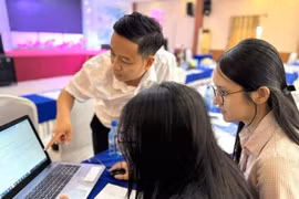 Les cadres du Département du commerce électronique et de l’économie numérique accompagnent directement, pas à pas, les vendeurs en ligne dans les localités. Photo: congthuong.vn