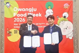 L’Association des Hommes d’affaires et Investisseurs Vietnam–R. de Corée (VKBIA) et l’Office du tourisme de la ville de Gwangju ont signé un protocole d’accord de coopération. Photo : VKBIA.