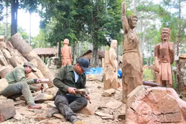​Les statues en bois des Mo Nam reproduisent principalement les activités de la vie quotidienne. Photo : VOV.