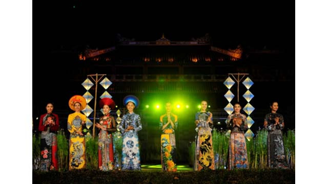 Des centaines de belles présentent le « ao dài » à la place Ngo Môn de Huê ảnh 8