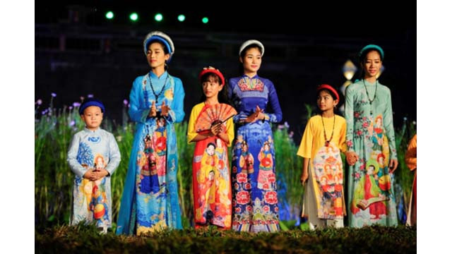 Des centaines de belles présentent le « ao dài » à la place Ngo Môn de Huê ảnh 7