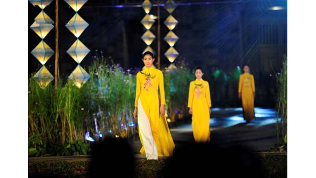 Des centaines de belles présentent le « ao dài » à la place Ngo Môn de Huê ảnh 3