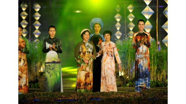 Des centaines de belles présentent le « ao dài » à la place Ngo Môn de Huê ảnh 6