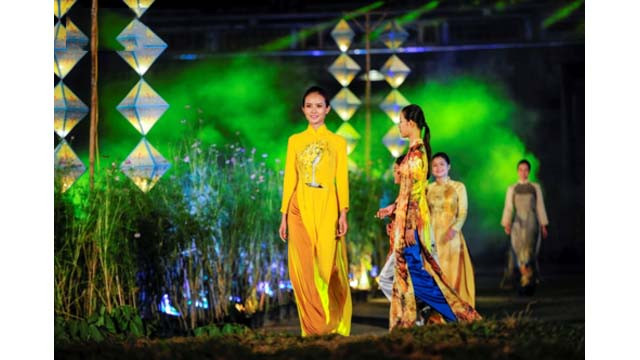 Des centaines de belles présentent le « ao dài » à la place Ngo Môn de Huê ảnh 4