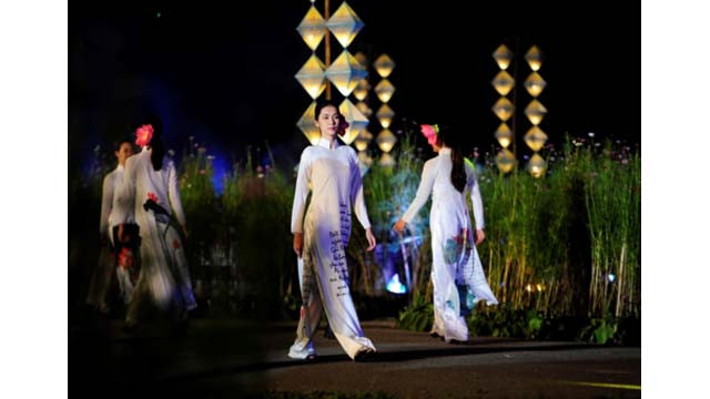 Des centaines de belles présentent le « ao dài » à la place Ngo Môn de Huê ảnh 2