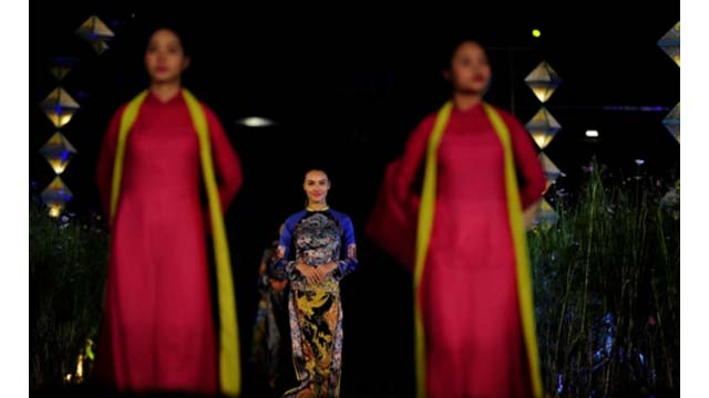 Des centaines de belles présentent le « ao dài » à la place Ngo Môn de Huê ảnh 5