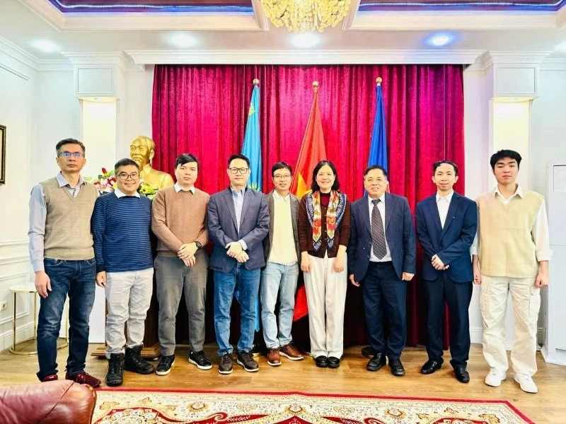 L’ambassadrice du Vietnam au Kazakhstan Pham Thai Nhu Mai, l’Association des intellectuels et entrepreneurs vietnamiens au Kazakhstan. Photo : Ambassade du Vietnam au Kazakhstan.