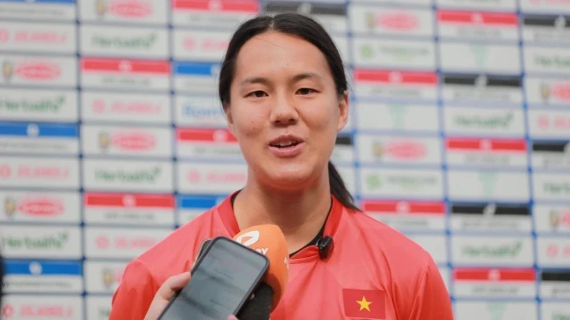 La joueuse viet kieu Nguyen Hoang Nam Mi s’exprime devant les médias avant l’entraînement. Photo : VFF.
