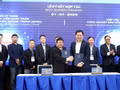 L’Association de l’industrie des semi-conducteurs de Singapour (SSIA), l’Alliance pour le développement des ressources humaines dans l'industrie des semi-conducteurs (SEVINA) et le Collège polytechnique FPT scellent leur coopération. Photo : VNA 