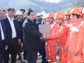 Le Premier ministre Pham Minh Chinh présente ses vœux du Nouvel An aux ouvriers travaillant sur le chantier de l’autoroute Dong Dang – Tra Linh. Photo : VNA. 