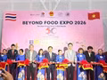 Le consul général du Vietnam à Khon Kaen, Dinh Hoang Linh, accompagné de représentants d'entreprises et de Vietnamiens de l'étranger, a coupé le ruban pour inaugurer l'exposition. Photo : VNA 