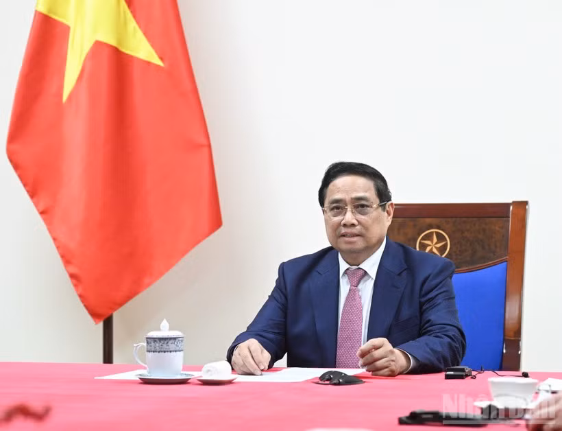 Le Premier ministre s’entretient par téléphone avec le président angolais, João Manuel Gonçalves Lourenço. Photo : TranHai. 