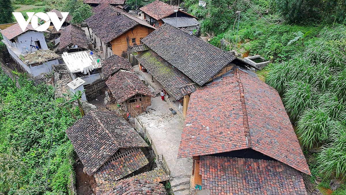 Le hameau comprend quatre maisons principales (trois en pisé, une en bois) et plusieurs bâtiments annexes. Photo: VOV t3.jpg