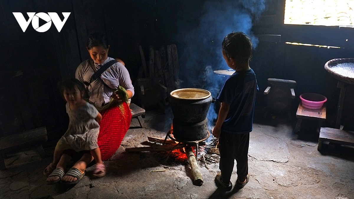 Dans la petite cuisine du “Musée vivant Cau Ha”. Photo: VOV t4.jpg
