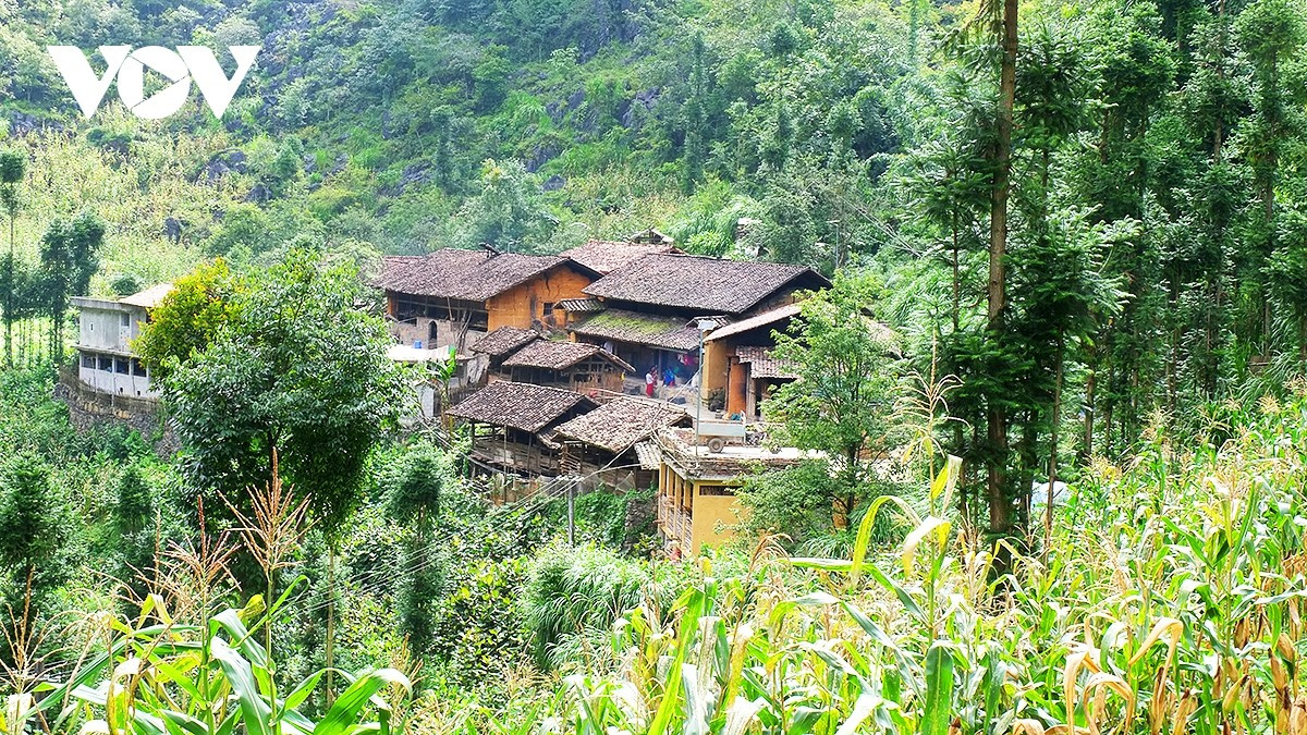 Le hameau Cau Ha vu depuis le flanc de la pente. Photo: VOV t2.jpg