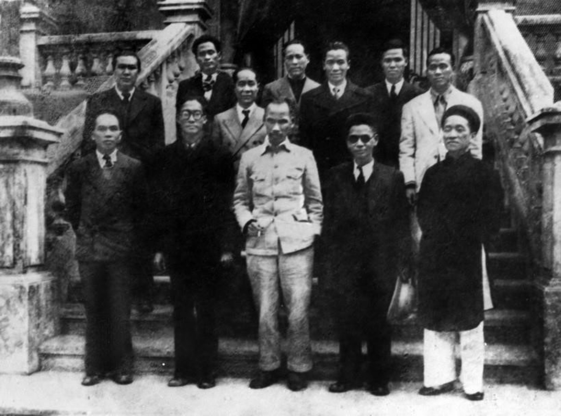 Le Président Ho Chi Minh et les membres du Conseil du gouvernement provisoire de la République démocratique du Vietnam se présentent après la première session, le matin du 3 septembre 1945. (Photo : VNA) image-10.jpg