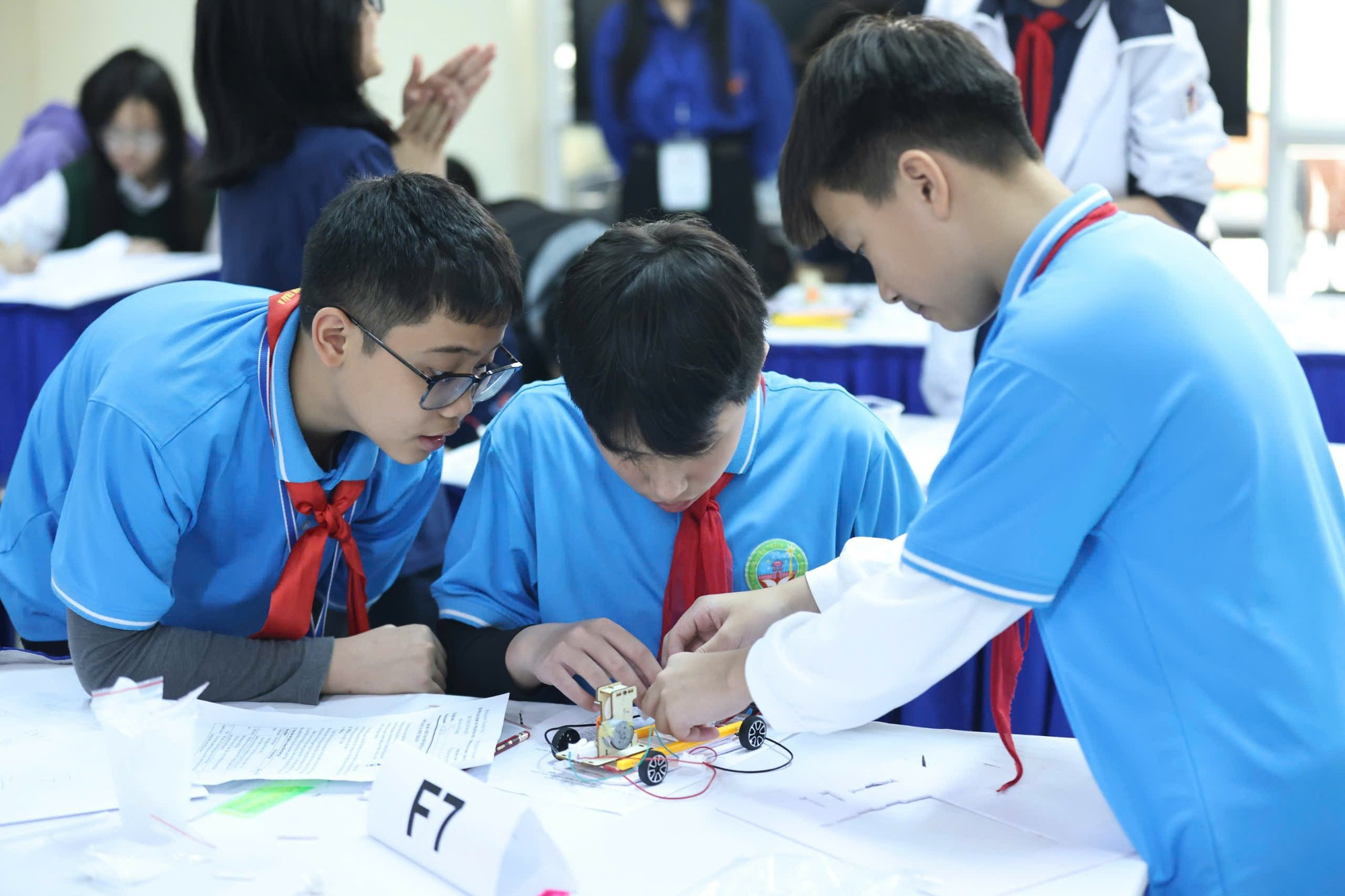 Avec le STEM, les élèves sont encouragés à poser des questions, à explorer le monde avec un esprit scientifique et à trouver des solutions nouvelles, empreintes d’humanité, aux défis de la vie.