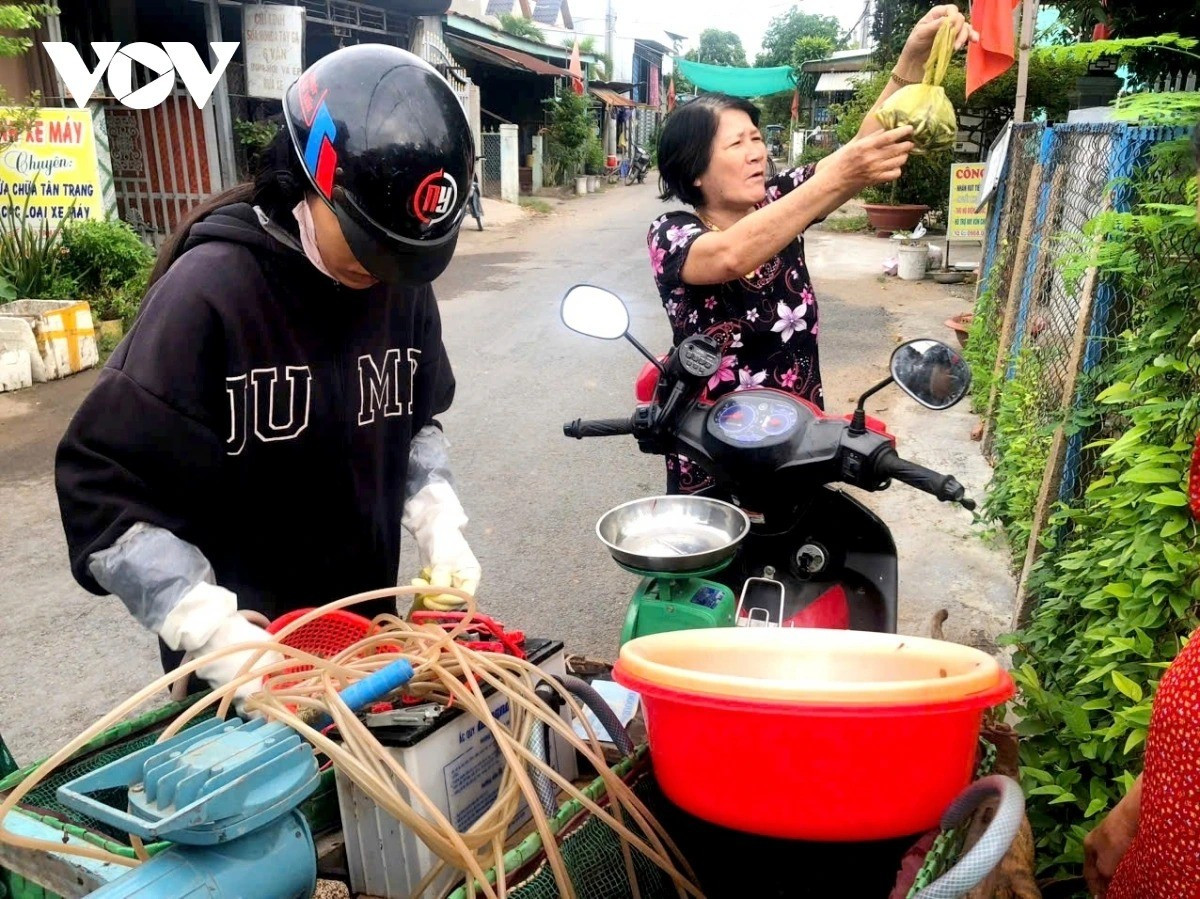Les poissons linh sont mis sous oxygène pour être transportés et vendus dans les villages alentour. 7-11zon.jpg
