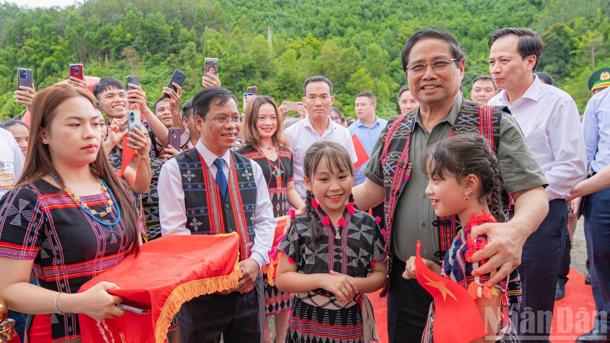 Le Premier ministre ému par l’accueil chaleureux des habitants, des enseignants et des élèves de la commune de Tay Giang. 2.jpg