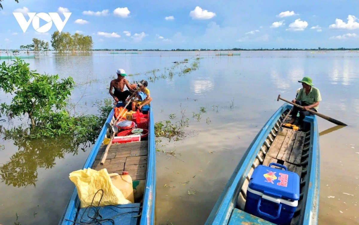 Les habitants s’activent à préparer leurs filets et autres engins de pêche pour aller récolter les ressources aquatiques offertes par la crue. 3-11zon.jpg
