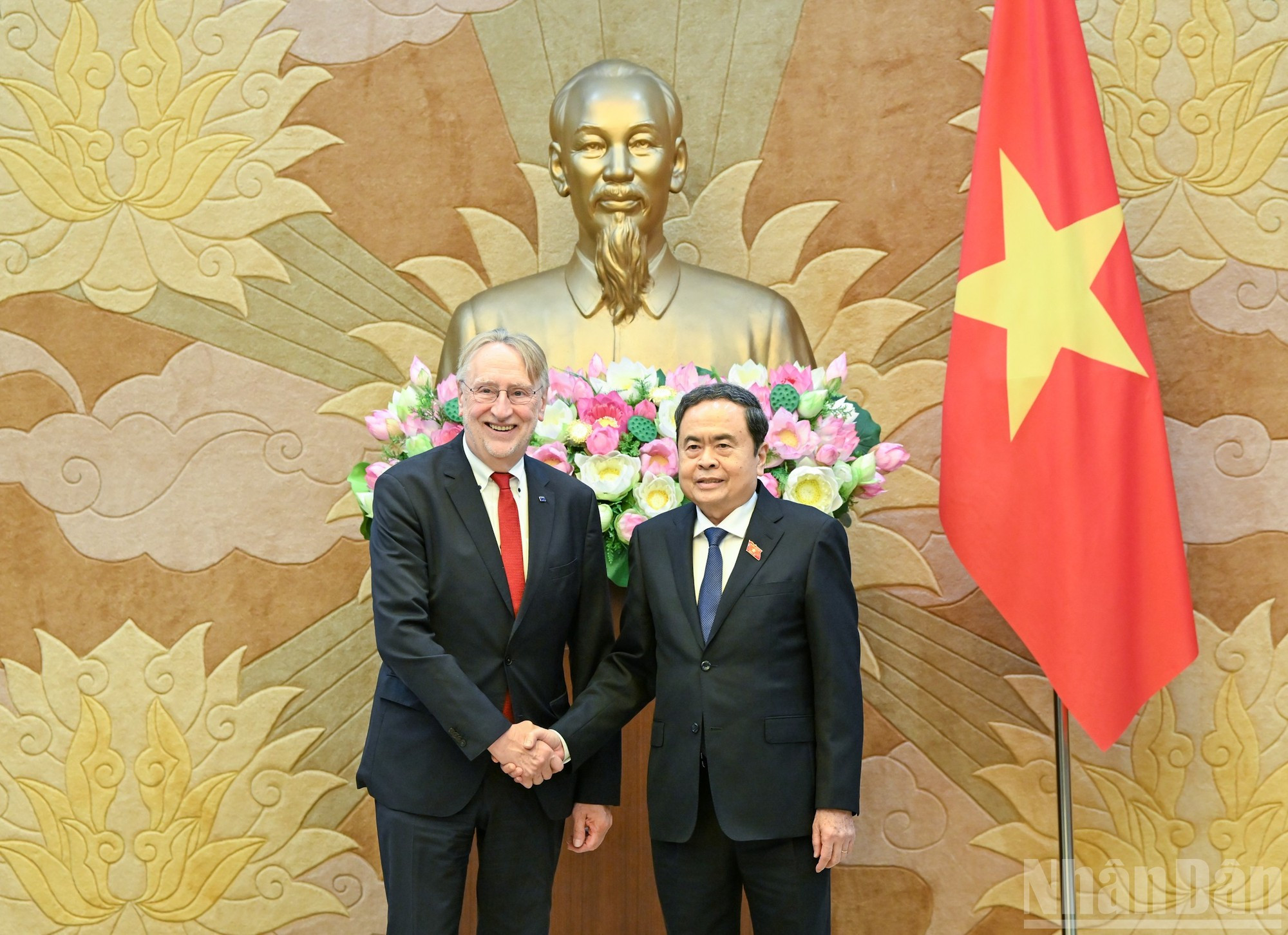 Le président de l’Assemblée nationale (AN) du Vietnam, Tran Thanh Man et Bernd Lange, président de la Commission du commerce international du Parlement européen. (Photo : Duy Linh) 3.jpg