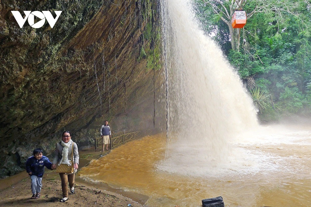 Les visiteurs adorent traverser le passage aménagé derrière le rideau d’eau, profitant de la sensation unique de marcher “sous” la cascade. 8-11zon.jpg