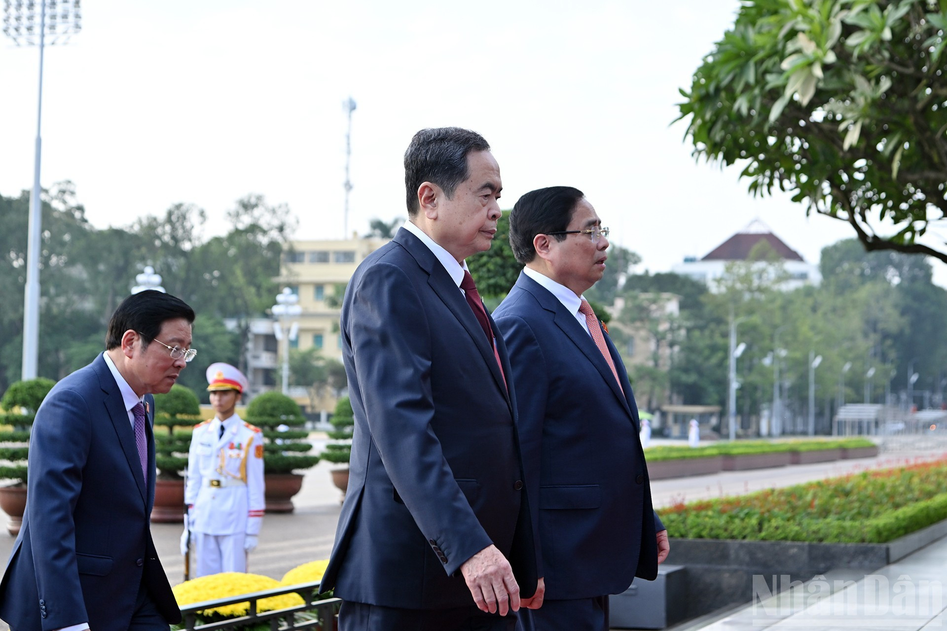 Le Premier ministre Pham Minh Chinh, le président de l’Assemblée nationale Tran Thanh Man et le chef de la Commission des affaires intérieures du Comité central Phan Dinh Trac rendent hommage au Président Ho Chi Minh. 7.jpg
