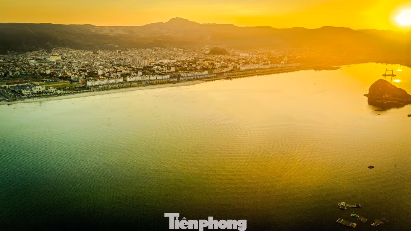 Surnommée le « joyau émeraude » du nord du Vietnam, la baie de Bai Tu Long séduit par ses eaux turquoise, ses impressionnants massifs karstiques calcaires et ses plages vierges d'une grande beauté.