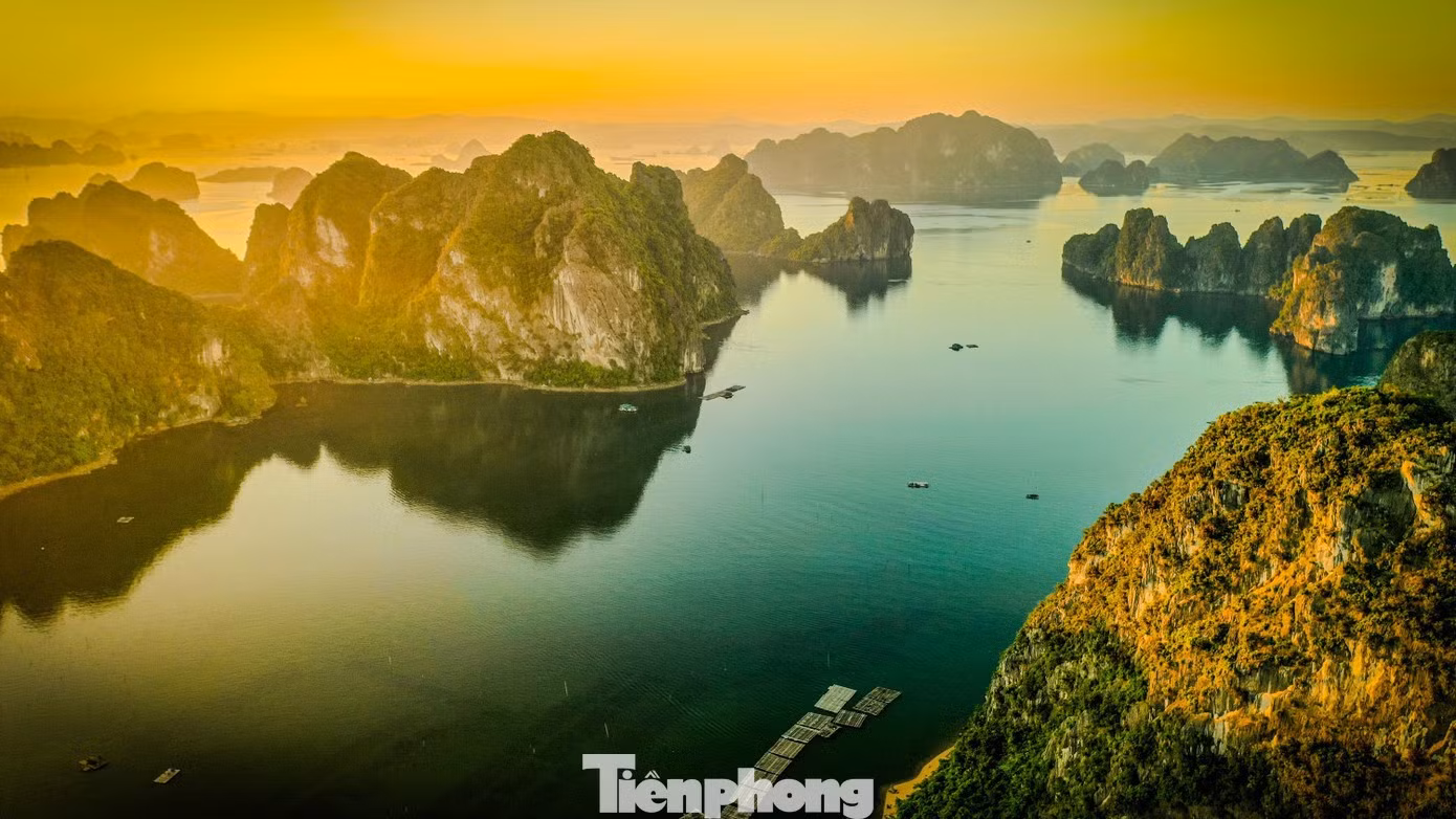 Souvent comparée à un « joyau caché », la baie de Bai Tu Long offre une sérénité qui contraste nettement avec l'animation de la baie de Ha Long.