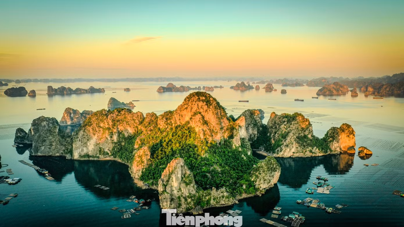 La province de Quang Ninh déploie actuellement de nouveaux produits touristiques, notamment l'ouverture de nouveaux itinéraires de visite et l'extension des circuits existants, permettant aux voyageurs de découvrir de nouvelles expériences reliant la baie de Ha Long à celle de Bai Tu Long.