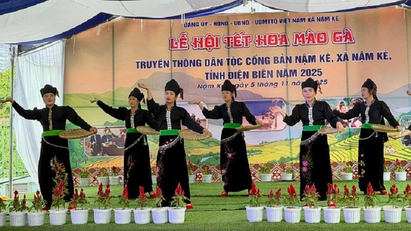 Les femmes Cong du village présentent avec enthousiasme leurs danses traditionnelles au cœur de la fête. Photo : NDEL.
